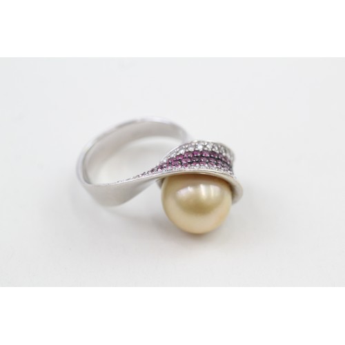 221 - AN 18CT WHITE GOLD, RUBY AND DIAMOND ACCENTED CREAMY CULTURED PEARL COCKTAIL RING, 

Weight: 22.5gms