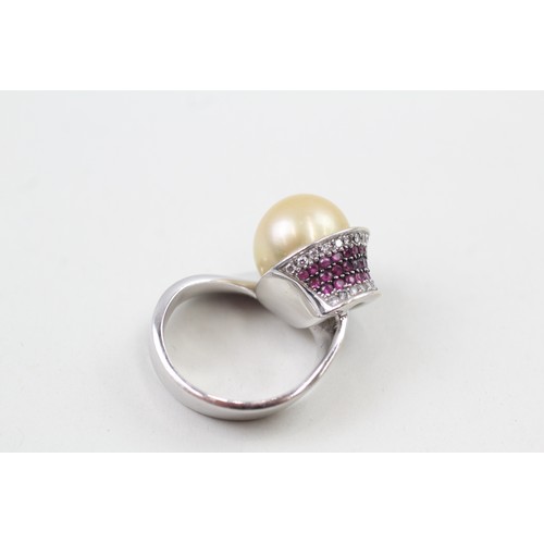 221 - AN 18CT WHITE GOLD, RUBY AND DIAMOND ACCENTED CREAMY CULTURED PEARL COCKTAIL RING, 

Weight: 22.5gms