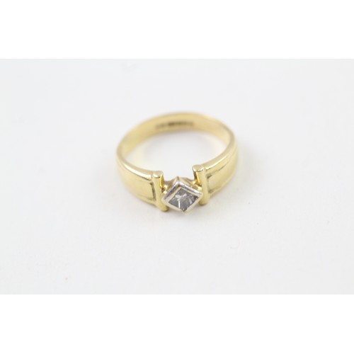 222 - AN 18CT GOLD PRINCESS CUT DIAMOND SET SOLITAIRE RING, 

Weight: 3.4gms