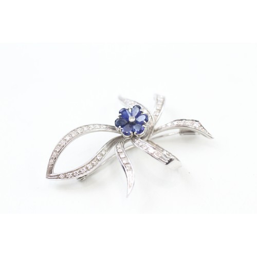 225 - AN 18CT WHITE GOLD VINTAGE SAPPHIRE AND DIAMOND SET RIBBON TWIST BROOCH, 

Weight: 9.5gms