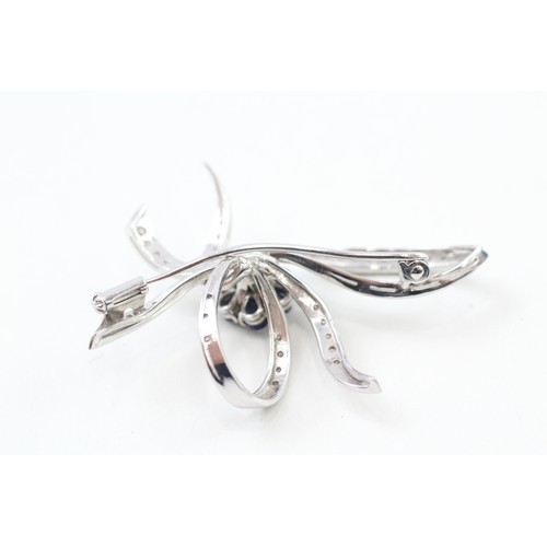 225 - AN 18CT WHITE GOLD VINTAGE SAPPHIRE AND DIAMOND SET RIBBON TWIST BROOCH, 

Weight: 9.5gms