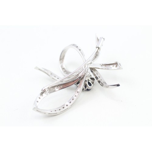 225 - AN 18CT WHITE GOLD VINTAGE SAPPHIRE AND DIAMOND SET RIBBON TWIST BROOCH, 

Weight: 9.5gms