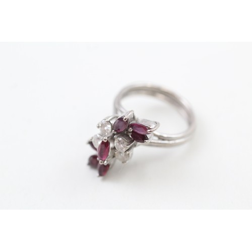 227 - AN 18CT WHITE GOLD MARQUISE CUT RUBY AND ROUND BRILLIANT DIAMOND SET COCKTAIL SPRAY RING, 

Weight: ... 