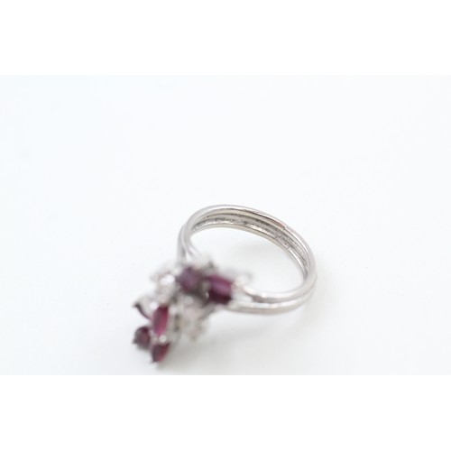 227 - AN 18CT WHITE GOLD MARQUISE CUT RUBY AND ROUND BRILLIANT DIAMOND SET COCKTAIL SPRAY RING, 

Weight: ... 