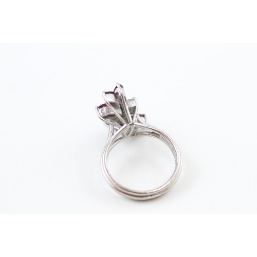 227 - AN 18CT WHITE GOLD MARQUISE CUT RUBY AND ROUND BRILLIANT DIAMOND SET COCKTAIL SPRAY RING, 

Weight: ... 