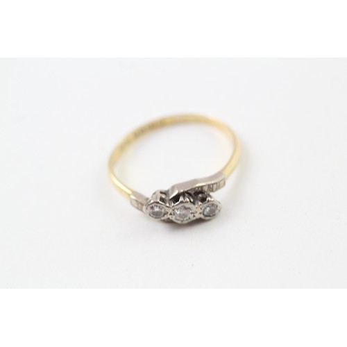 228 - AN 18CT GOLD VINTAGE DIAMOND TRILOGY RING, 

Weight: 2.6gms