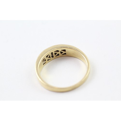 229 - AN 18CT GOLD ILLUSION DIAMOND SET BAND RING, 

Weight: 7.5gms