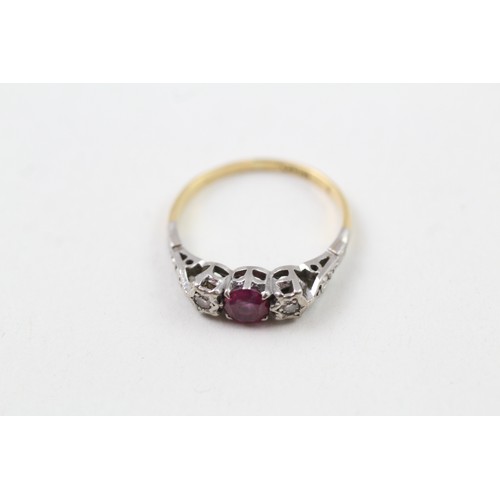 232 - AN 18CT GOLD, PLATINUM AND RUBY THREE STONE RING, 

Weight: 2.1gms