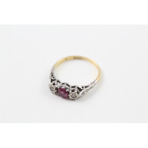 232 - AN 18CT GOLD, PLATINUM AND RUBY THREE STONE RING, 

Weight: 2.1gms