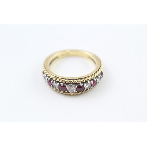 249 - AN 18CT GOLD, DIAMOND AND RUBY ALTERNATING SINGLE ROW RING WITH TWISTED ROPE FRAME, 

Weight: 7.5gms