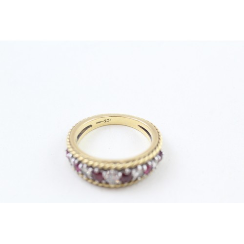 249 - AN 18CT GOLD, DIAMOND AND RUBY ALTERNATING SINGLE ROW RING WITH TWISTED ROPE FRAME, 

Weight: 7.5gms