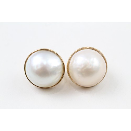 257 - A PAIR OF 18CT GOLD MABE PEARL SET LEVERBACK STUD EARRINGS, 

Weight: 10.4gms