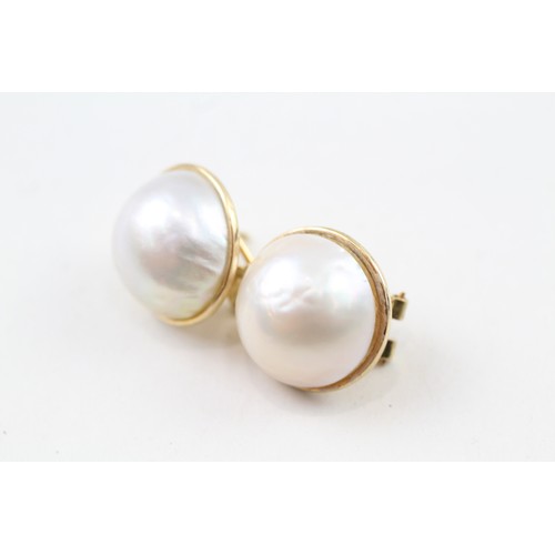 257 - A PAIR OF 18CT GOLD MABE PEARL SET LEVERBACK STUD EARRINGS, 

Weight: 10.4gms