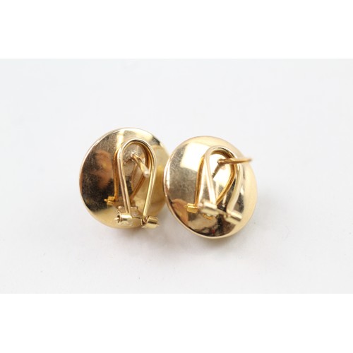 257 - A PAIR OF 18CT GOLD MABE PEARL SET LEVERBACK STUD EARRINGS, 

Weight: 10.4gms