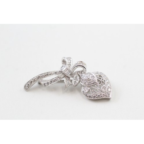277 - AN 18CT WHITE GOLD, DIAMOND SET ABSTRACT RIBBON SPRAY BROOCH, 

Weight: 6.7gms