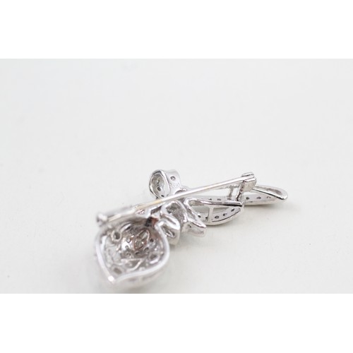 277 - AN 18CT WHITE GOLD, DIAMOND SET ABSTRACT RIBBON SPRAY BROOCH, 

Weight: 6.7gms