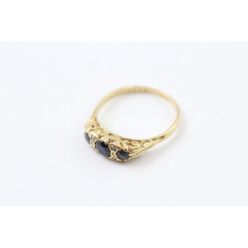 282 - AN 18CT GOLD, DIAMOND AND SAPPHIRE SEVEN STONE RING, 

Weight: 2.8gms