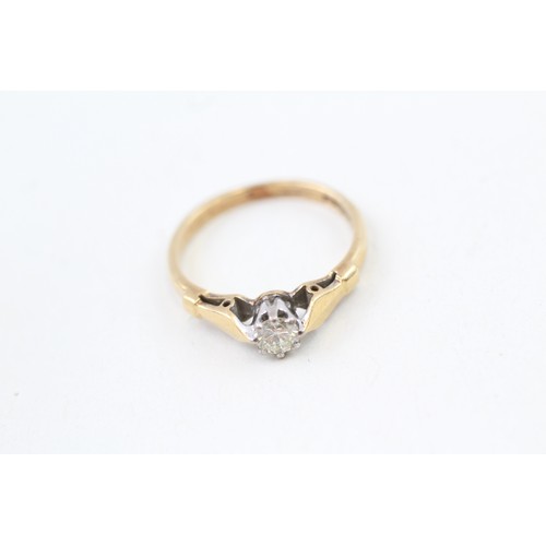 283 - AN 18CT GOLD CATHEDRAL SET DIAMOND AND SOLITAIRE RING, 

Weight: 2.7gms