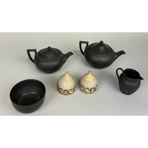 823 - A WEDGWOOD BLACK CERAMIC TEA SET ALONG WITH TWO CHINESE STYLE POTS,

Largest tea pot 21cm x 11cm