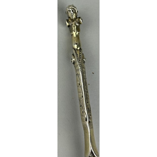 132 - A 17TH CENTURY SILVER AND SILVER GILT SPOON, 

Weight: 63gms