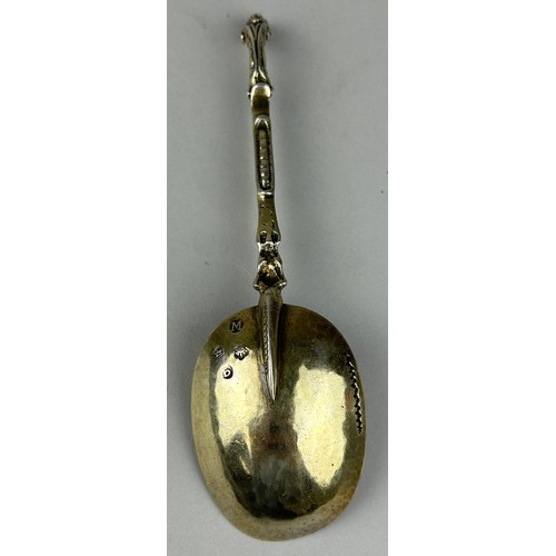 132 - A 17TH CENTURY SILVER AND SILVER GILT SPOON, 

Weight: 63gms