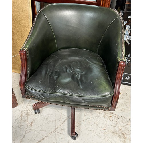 764 - A GREEN LEATHER CAPTAINS SWIVEL CHAIR, 

80cm x 70cm x 65cm