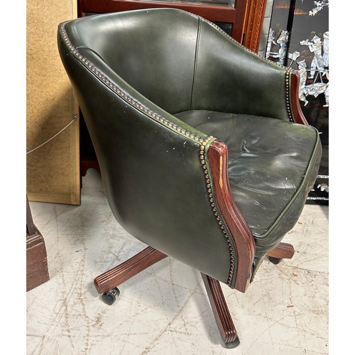 764 - A GREEN LEATHER CAPTAINS SWIVEL CHAIR, 

80cm x 70cm x 65cm