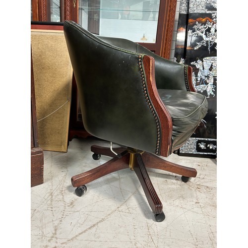 764 - A GREEN LEATHER CAPTAINS SWIVEL CHAIR, 

80cm x 70cm x 65cm