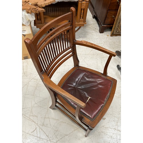 769 - AN ARTS AND CRAFTS CHAIR WITH LEATHER SEAT