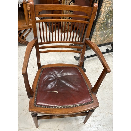 769 - AN ARTS AND CRAFTS CHAIR WITH LEATHER SEAT