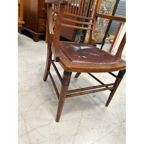 769 - AN ARTS AND CRAFTS CHAIR WITH LEATHER SEAT