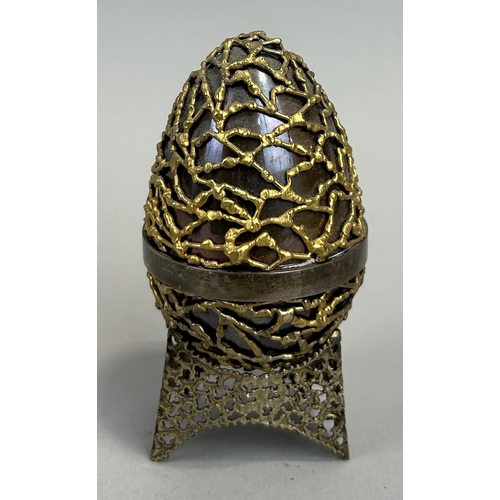 9 - A STUART DEVLIN SILVER SURPRISE EGG AND STAND, OPENING TO REVEAL AN AMETHYST CRYSTAL 9.5cm H with st... 