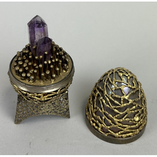 9 - A STUART DEVLIN SILVER SURPRISE EGG AND STAND, OPENING TO REVEAL AN AMETHYST CRYSTAL 9.5cm H with st... 