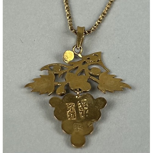 19 - A CHINESE GOLD 'GRAPEVINE' NECKLACE Weight: 5.4gms