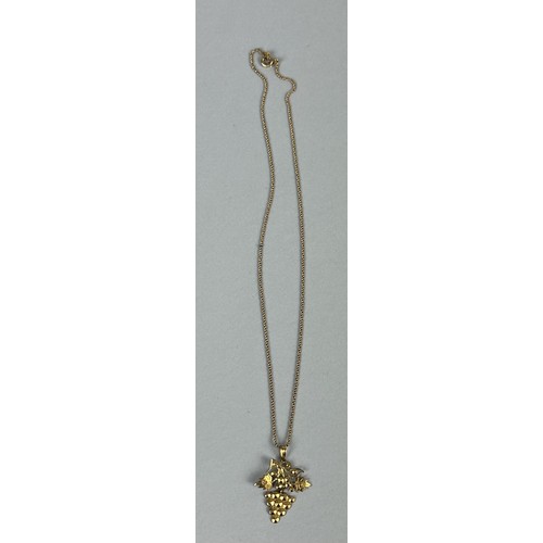 19 - A CHINESE GOLD 'GRAPEVINE' NECKLACE Weight: 5.4gms