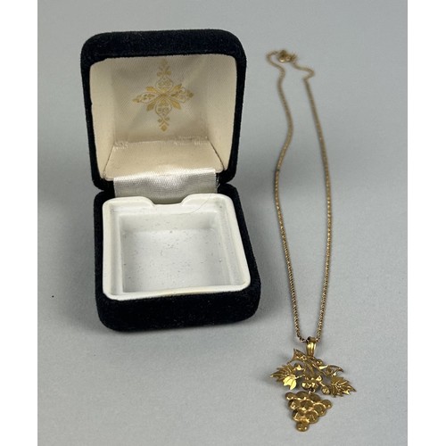 19 - A CHINESE GOLD 'GRAPEVINE' NECKLACE Weight: 5.4gms