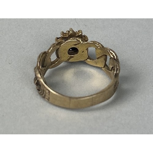 39 - AN ANTIQUE 9CT GOLD RING SET WITH GARNETS Weight: 4.9gms