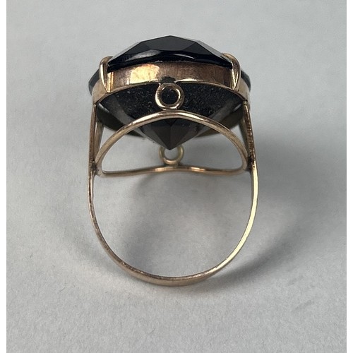 40 - A 14CT GOLD RING SET WITH A SMOKEY QUARTZ Weight: 10gms