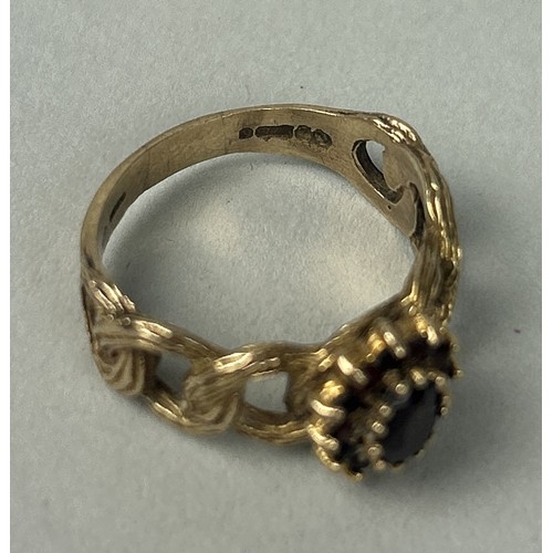 39 - AN ANTIQUE 9CT GOLD RING SET WITH GARNETS Weight: 4.9gms