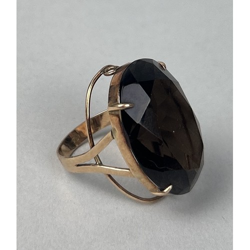 40 - A 14CT GOLD RING SET WITH A SMOKEY QUARTZ Weight: 10gms