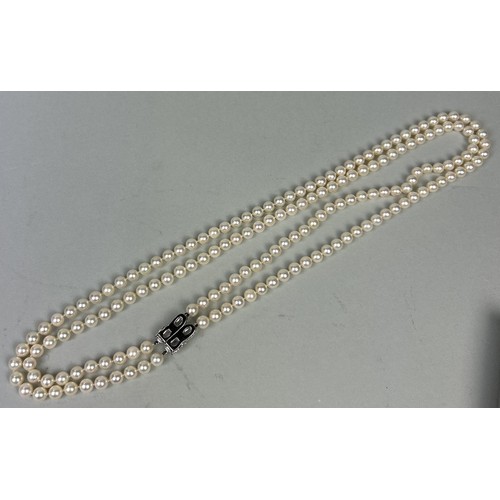 50 - A DOUBLE STRAND CULTURED PEARL NECKLACE WITH WHITE GOLD AND DIAMOND CLASP Weight: 92.7gms