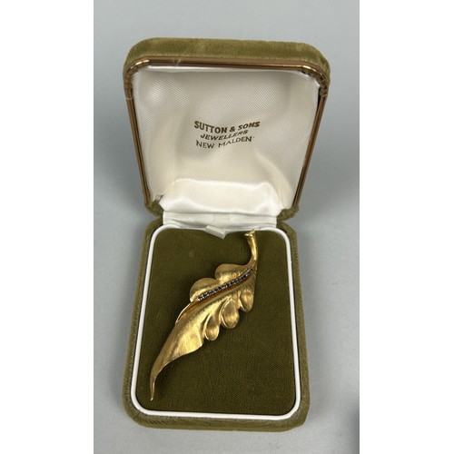 51 - AN 18CT GOLD GOLD LEAF DESIGN BROOCH Weight: 7.0gms