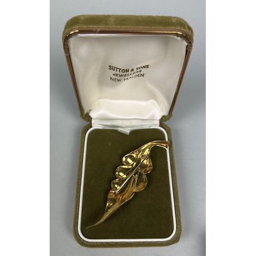 51 - AN 18CT GOLD GOLD LEAF DESIGN BROOCH Weight: 7.0gms