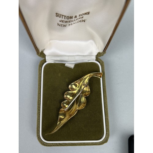 51 - AN 18CT GOLD GOLD LEAF DESIGN BROOCH Weight: 7.0gms