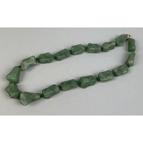 81 - A CHINESE GREEN JADE NECKLACE WITH GOLD CLASP