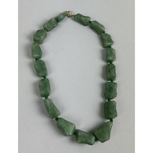 81 - A CHINESE GREEN JADE NECKLACE WITH GOLD CLASP