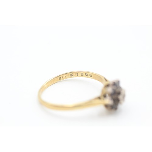 89 - AN 18CT GOLD DIAMOND AND SAPPHIRE SET CLUSTER RING Weight: 3.3gms