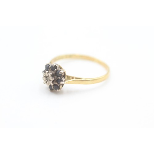 89 - AN 18CT GOLD DIAMOND AND SAPPHIRE SET CLUSTER RING Weight: 3.3gms