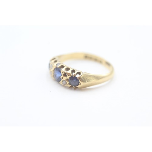 90 - AN 18CT GOLD VINTAGE DIAMOND AND SAPPHIRE SET DRESS RING Weight: 3.3gms