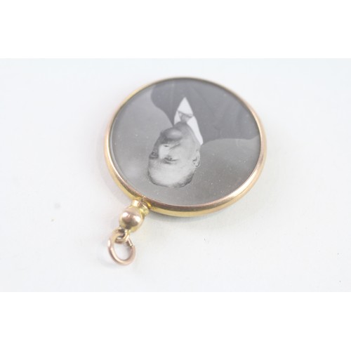 112 - A 9CT GOLD ANTIQUE DOUBLE SIDED LOCKET WITH PHOTOS Weight: 4.4 gms